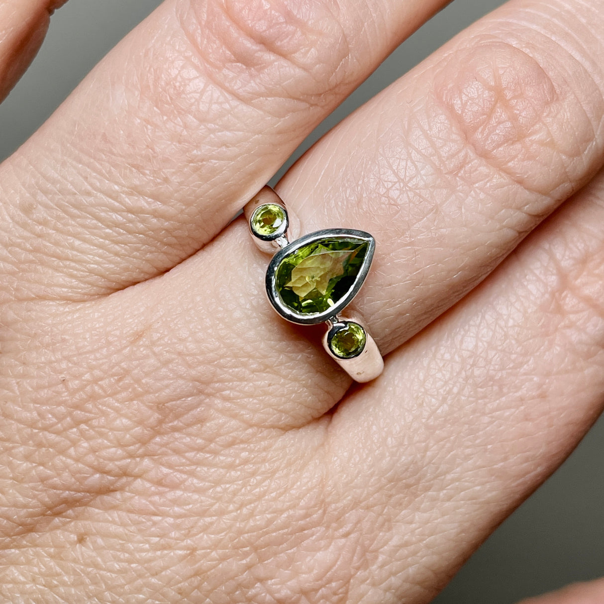 Peridot Faceted Gemstone Teardrop Ring with Accent Stones R3668