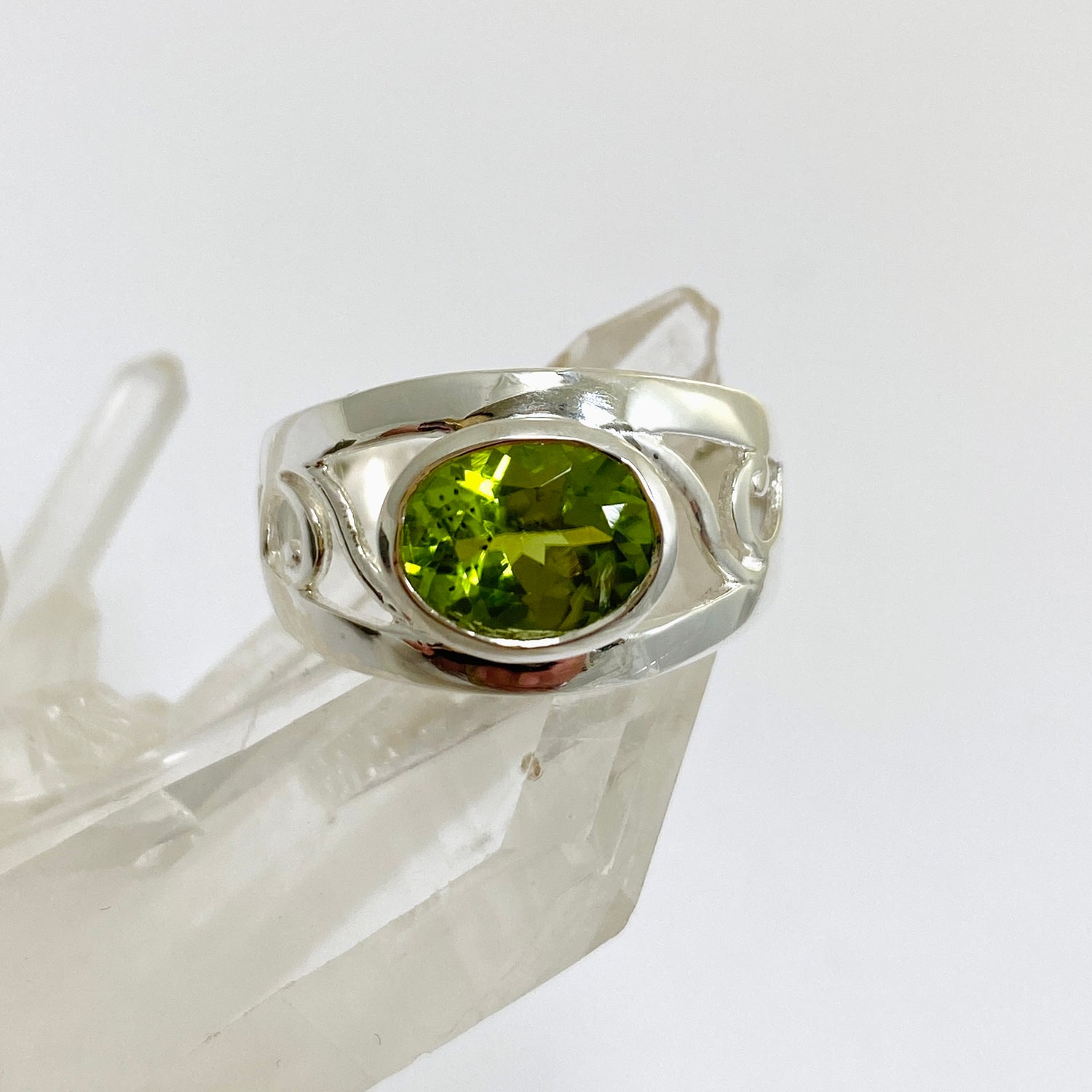 Peridot Oval Faceted Boho Decorative Ring R3820