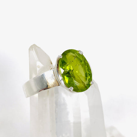 Peridot oval faceted ring s.10 PRGJ292 - Nature's Magick