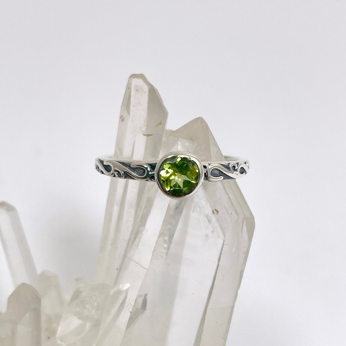 Peridot Round Faceted Ring in a Decorative Setting R4807