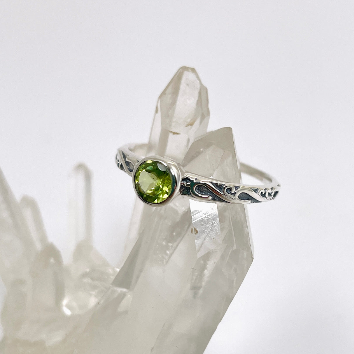 Peridot Round Faceted Ring in a Decorative Setting R4807