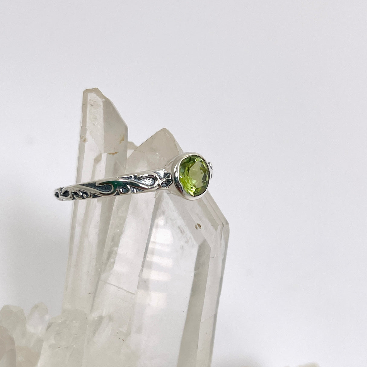 Peridot Round Faceted Ring in a Decorative Setting R4807