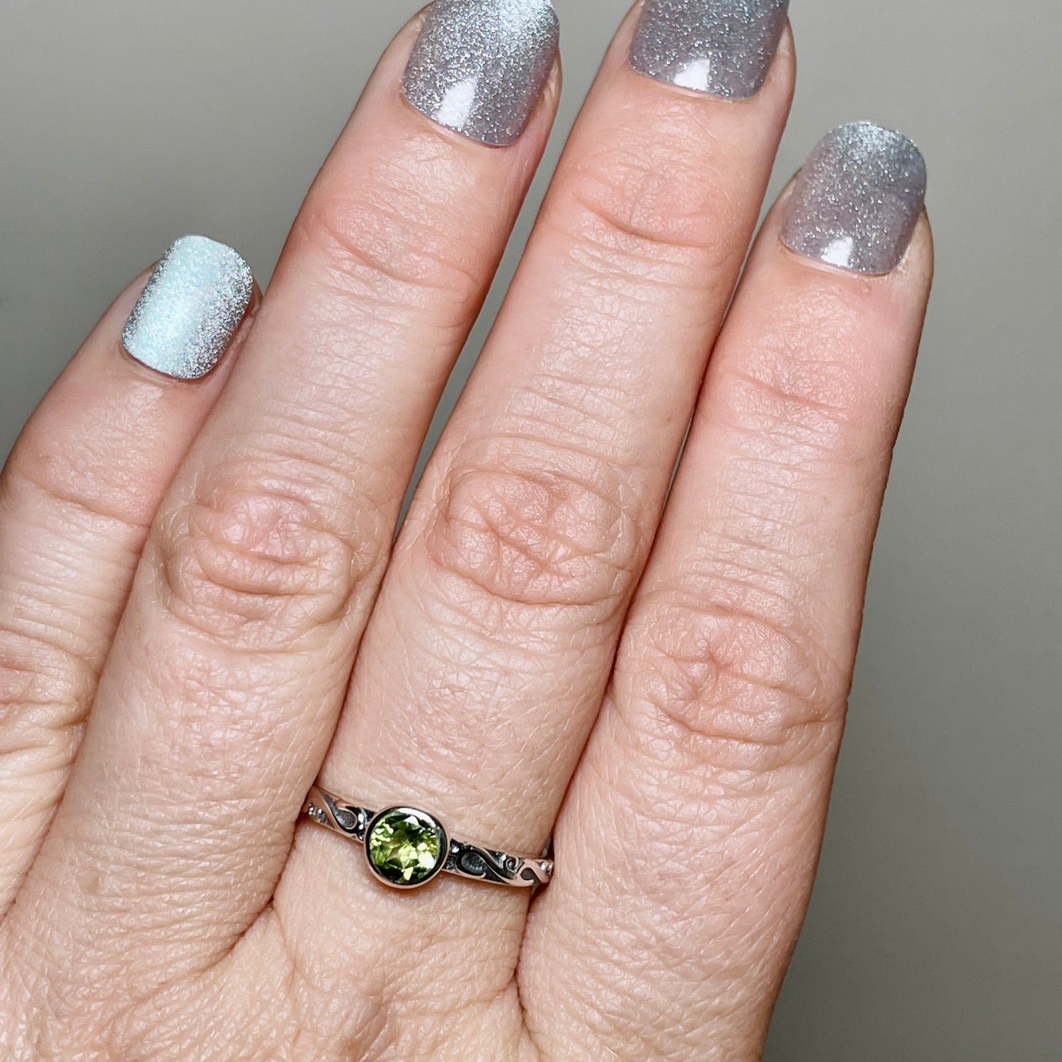 Peridot Round Faceted Ring in a Decorative Setting R4807
