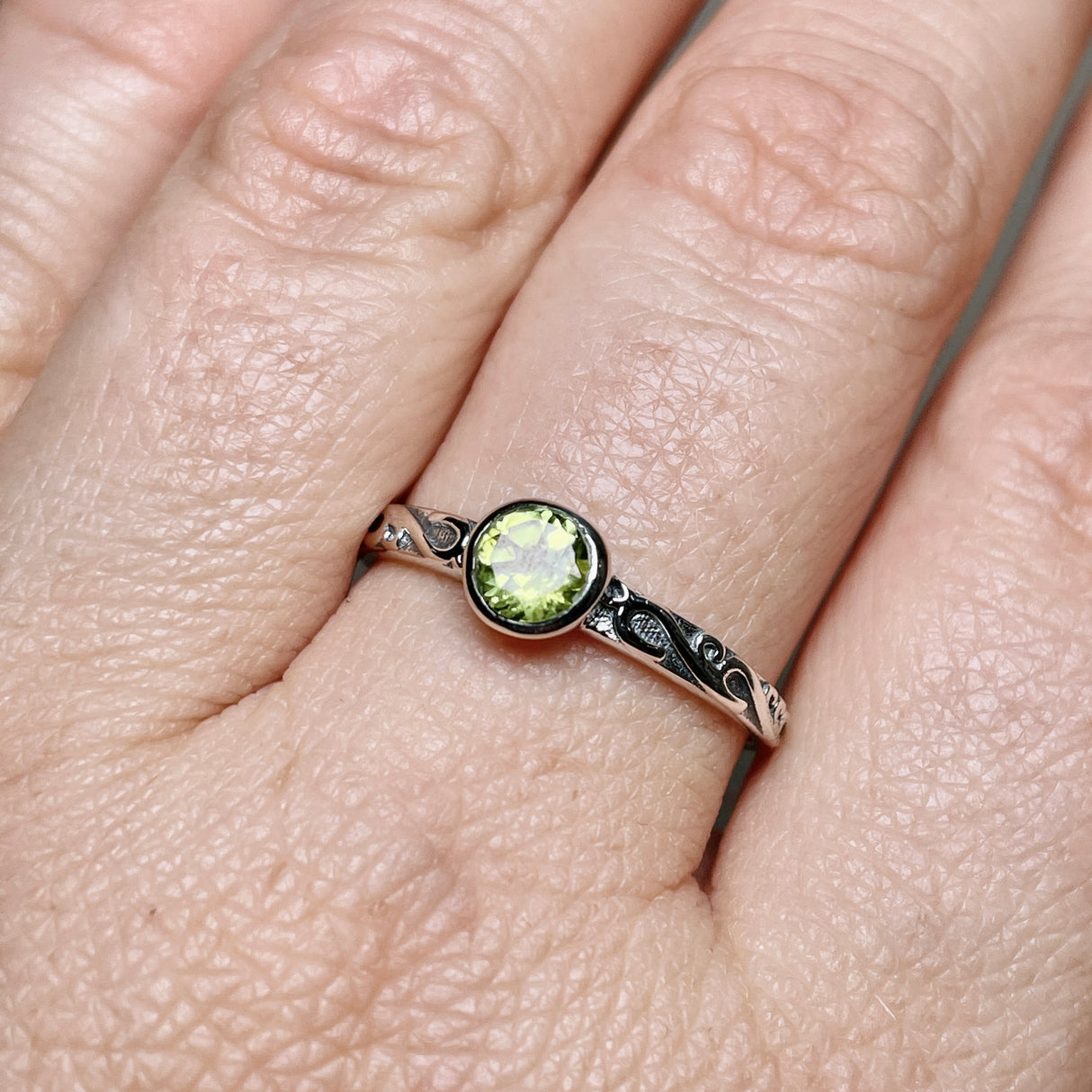 Peridot Round Faceted Ring in a Decorative Setting R4807