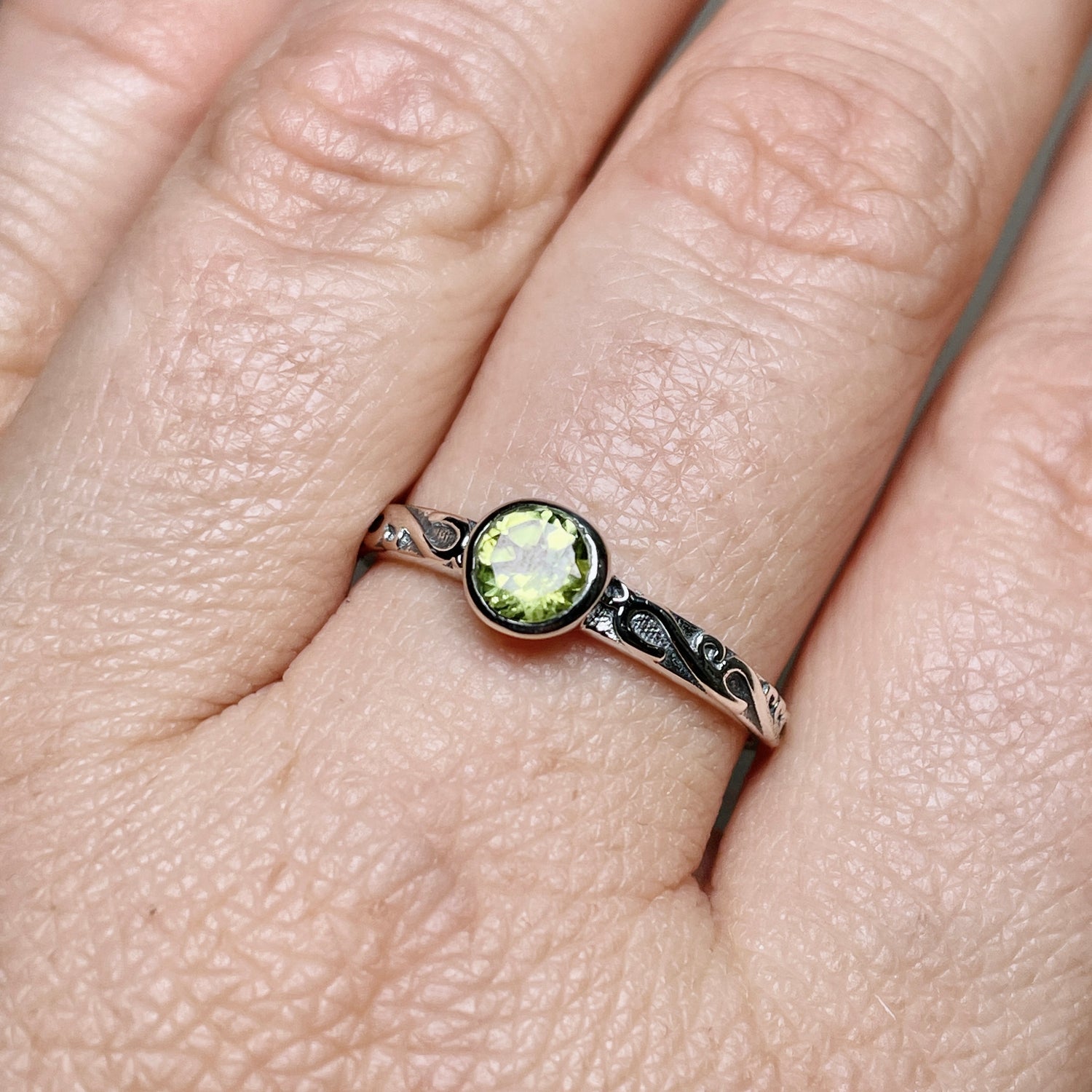 Peridot Round Faceted Ring in a Decorative Setting R4807