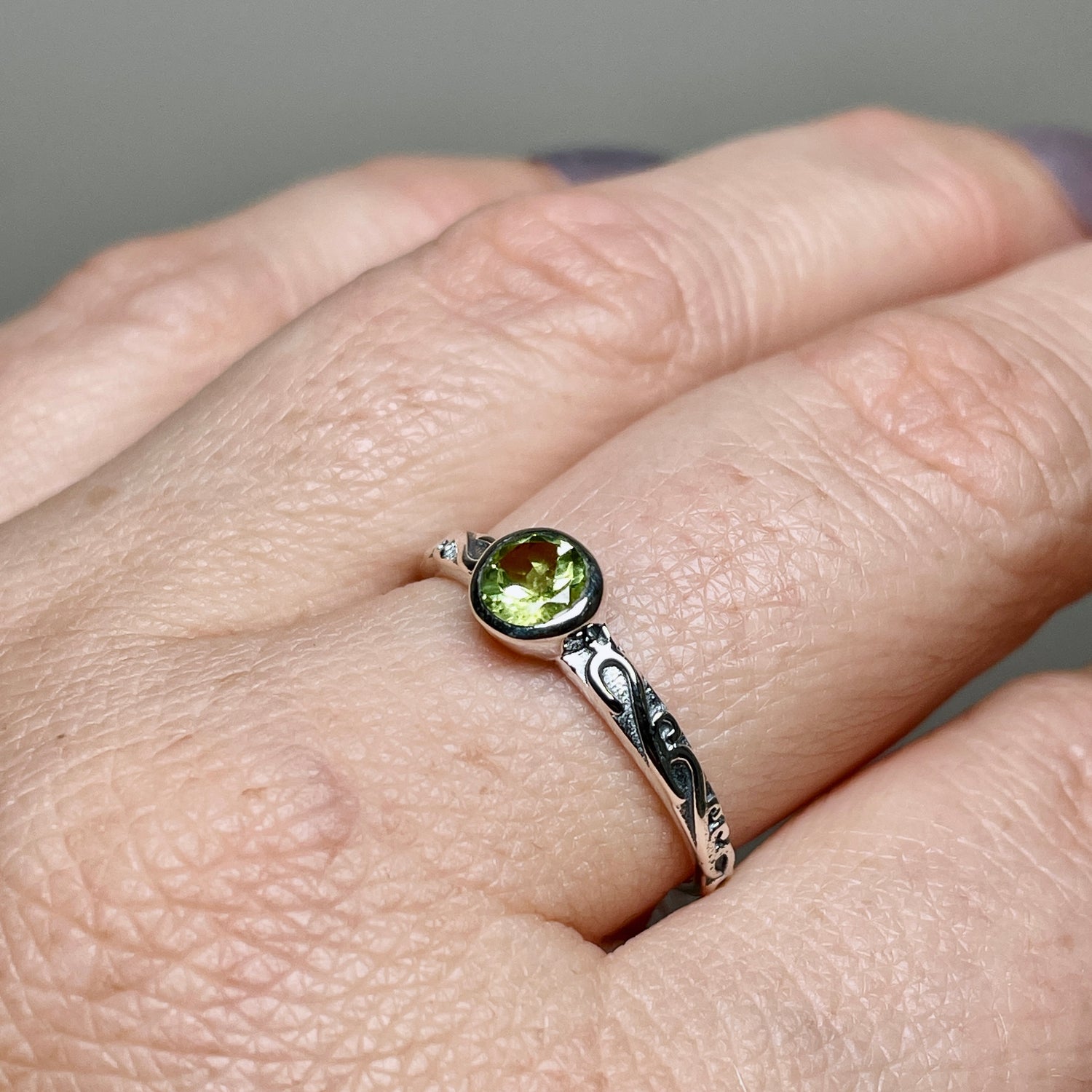 Peridot Round Faceted Ring in a Decorative Setting R4807