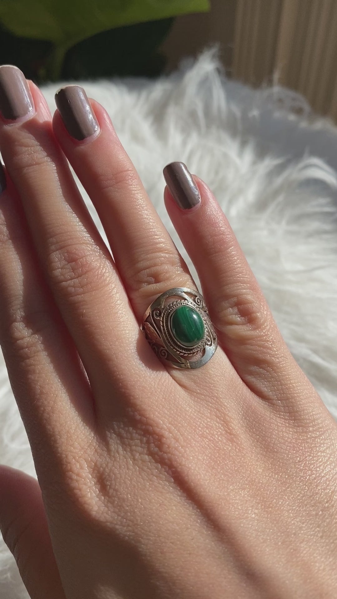 Malachite oval cabochon ring with detailed banding s.6  KRGJ340