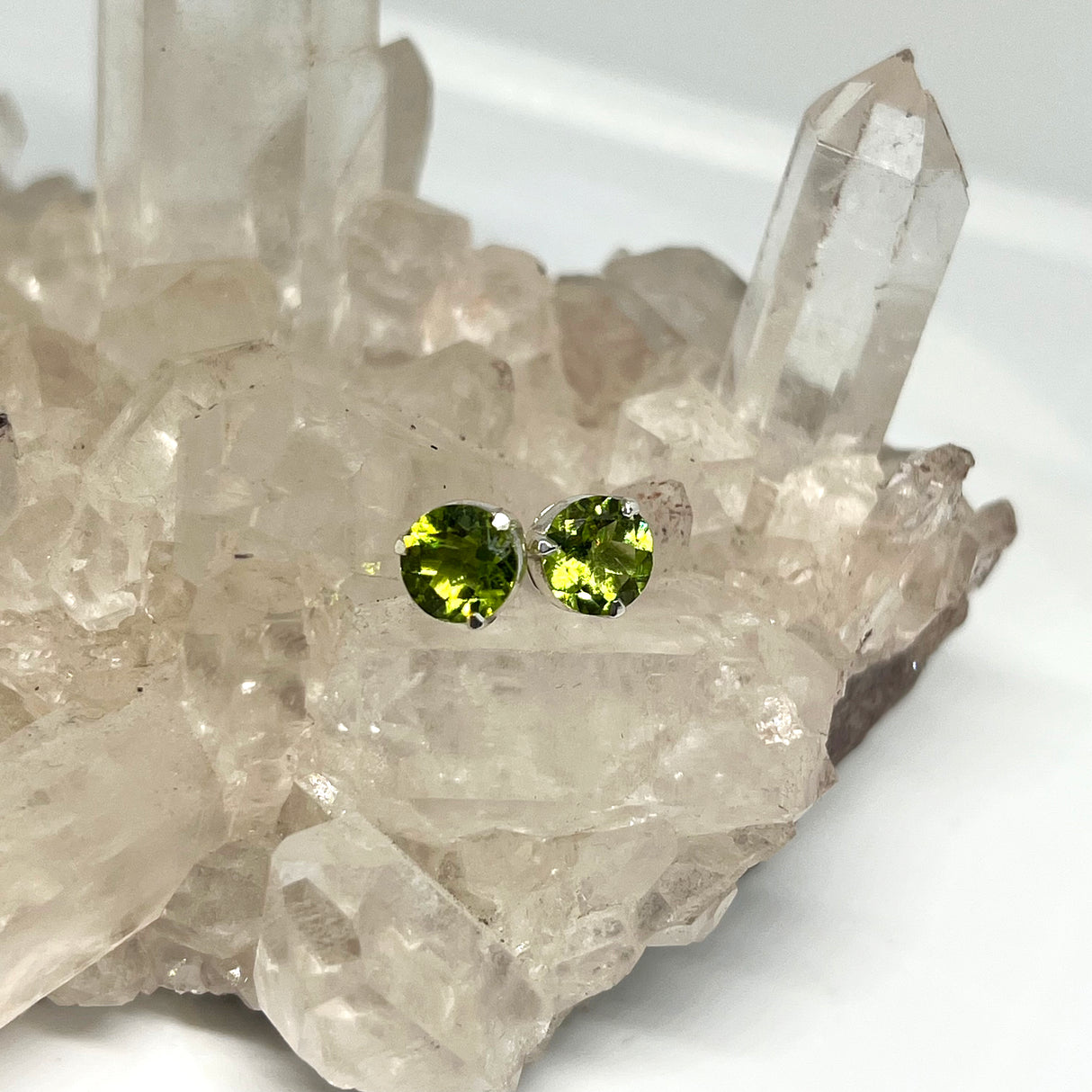 Peridot Round Faceted Gemstone 3-claw Set Stud Earring 7mm PSE006