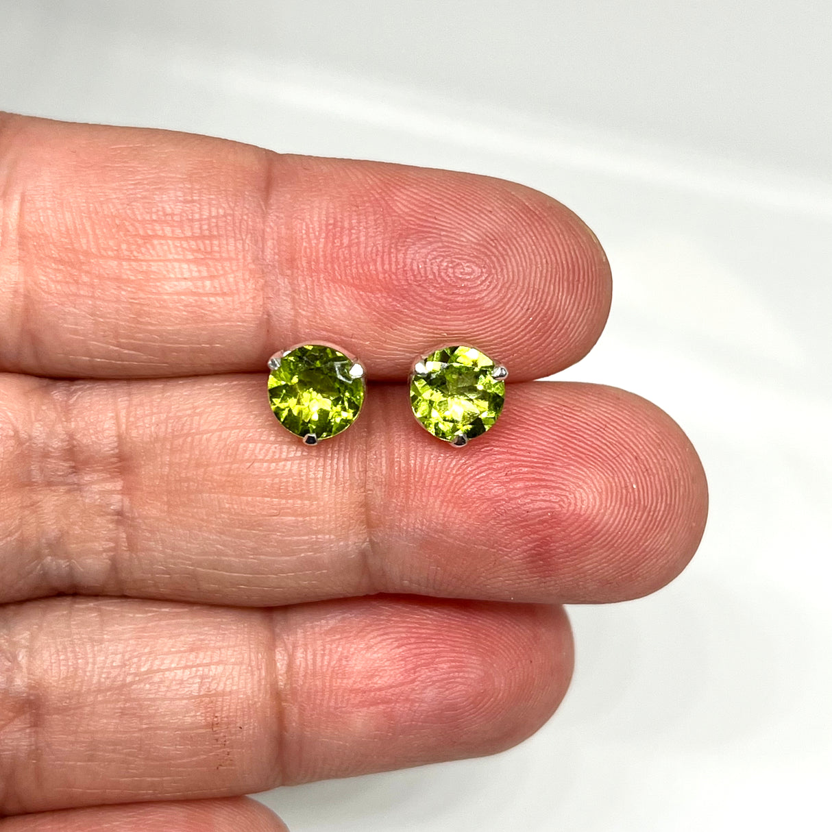Peridot Round Faceted Gemstone 3-claw Set Stud Earring 7mm PSE006