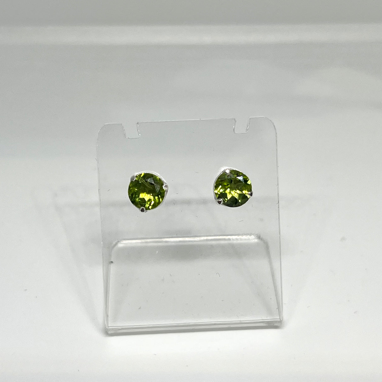 Peridot Round Faceted Gemstone 3-claw Set Stud Earring 7mm PSE006