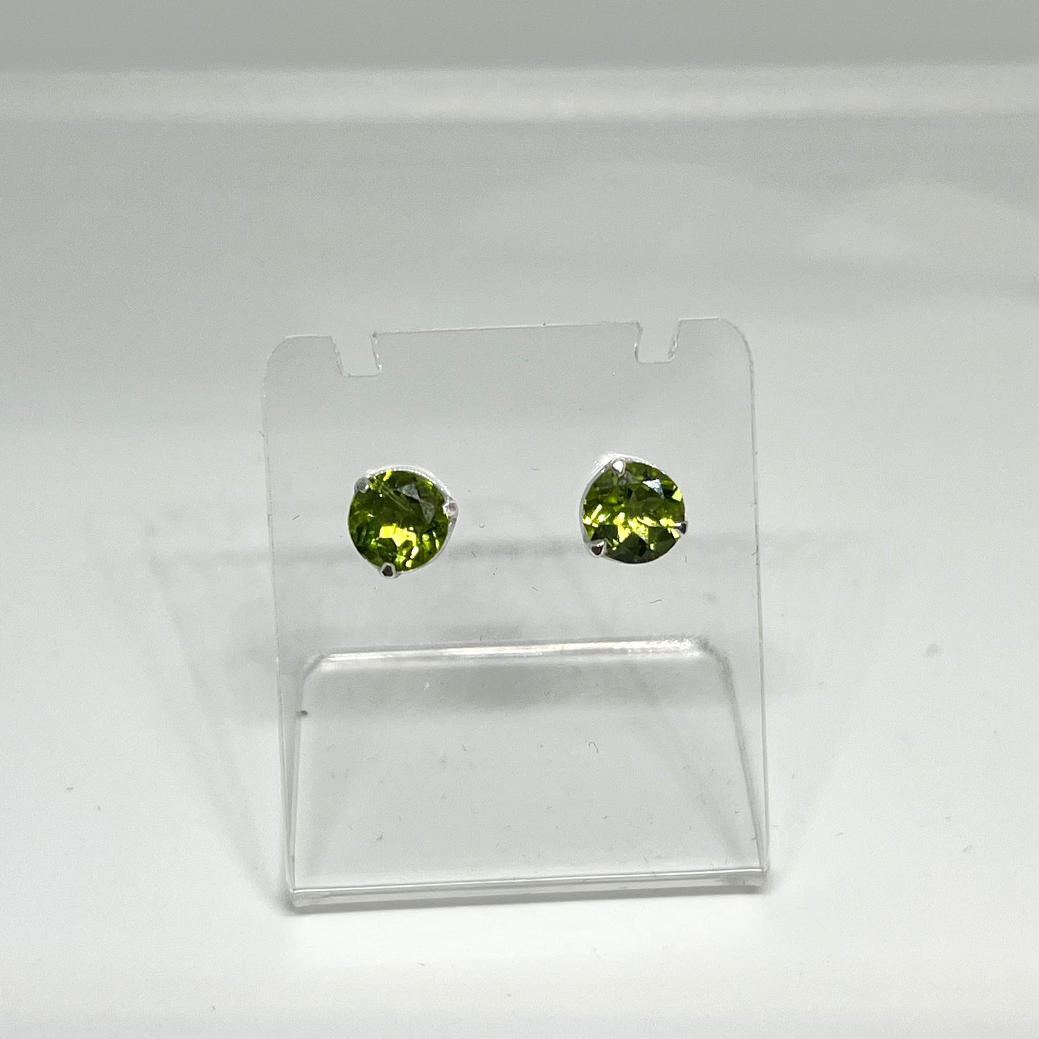 Peridot Round Faceted Gemstone 3-claw Set Stud Earring 7mm PSE006