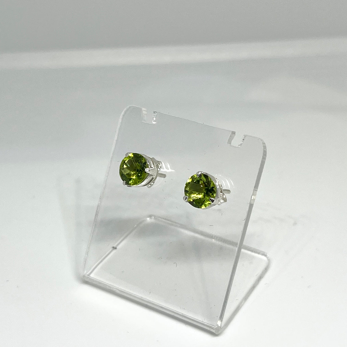 Peridot Round Faceted Gemstone 3-claw Set Stud Earring 7mm PSE006