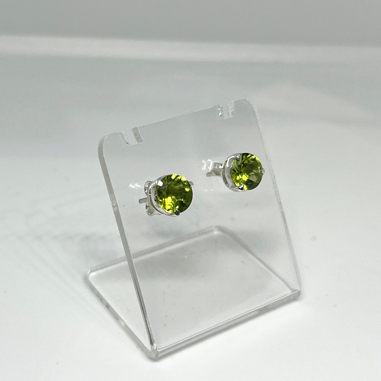 Peridot Round Faceted Gemstone 3-claw Set Stud Earring 7mm PSE006