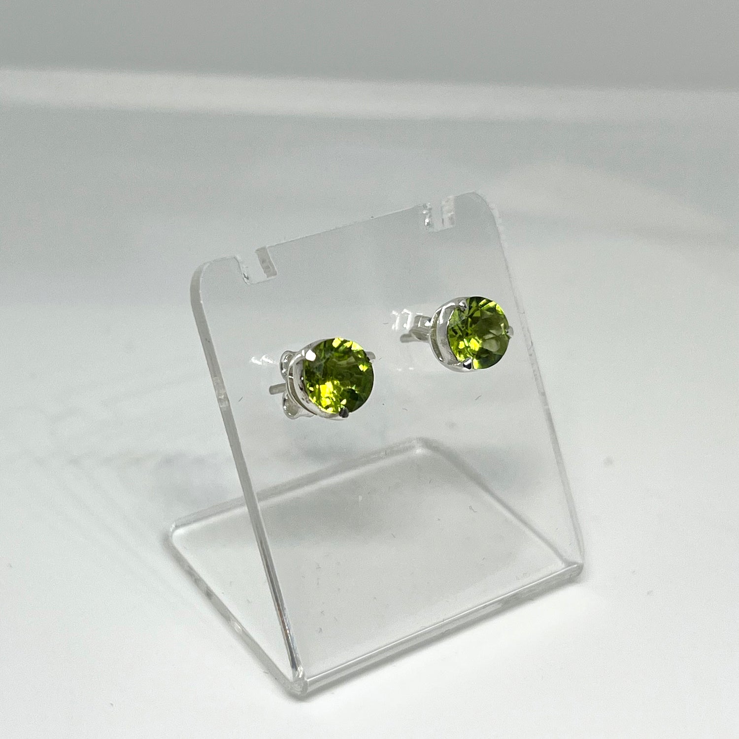 Peridot Round Faceted Gemstone 3-claw Set Stud Earring 7mm PSE006