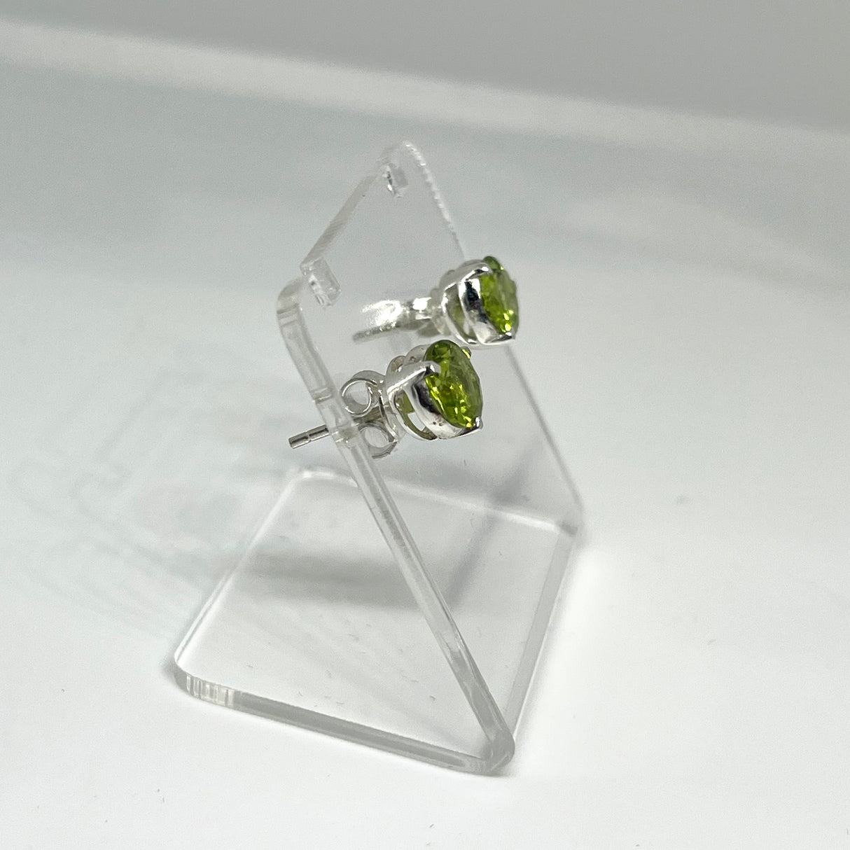 Peridot Round Faceted Gemstone 3-claw Set Stud Earring 7mm PSE006