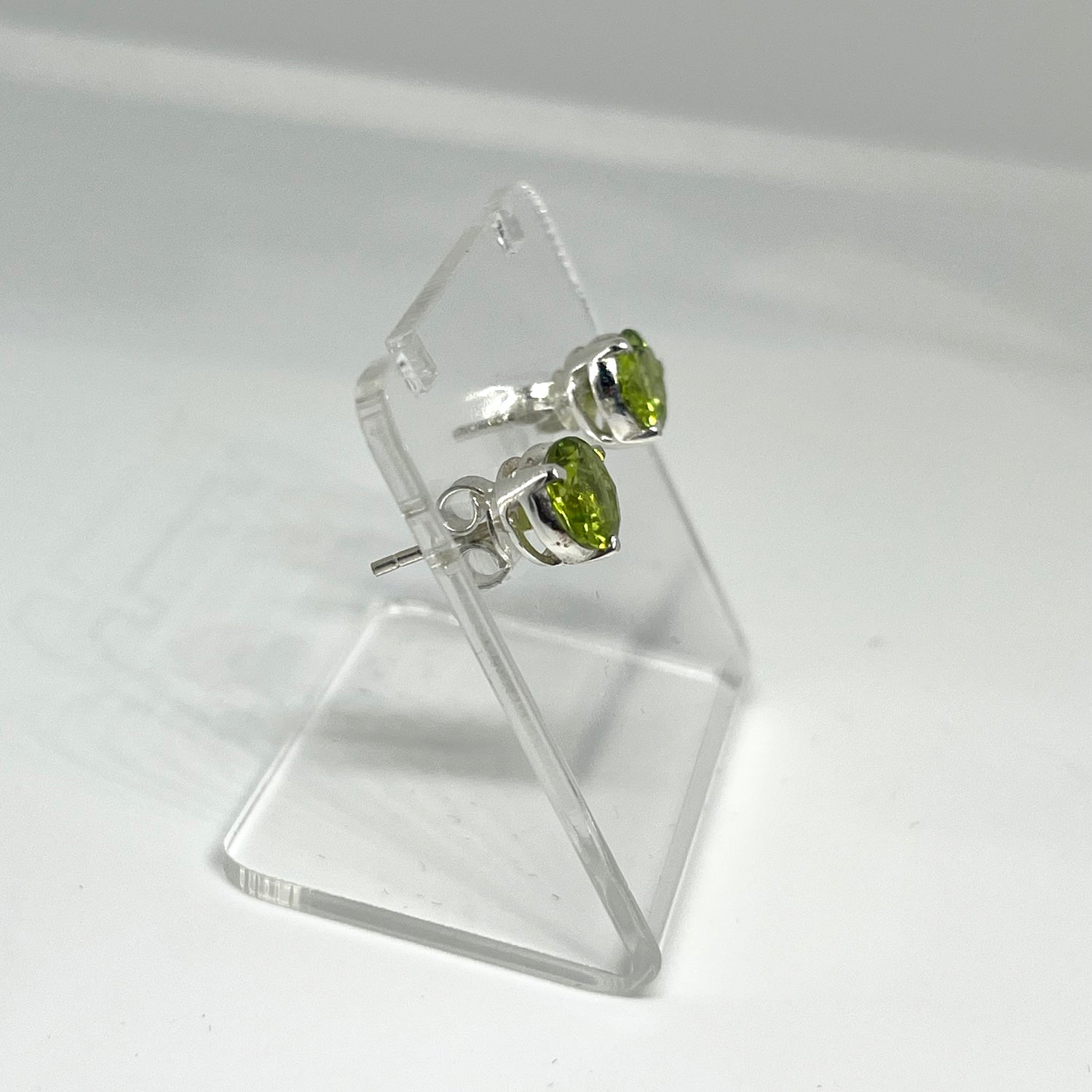 Peridot Round Faceted Gemstone 3-claw Set Stud Earring 7mm PSE006