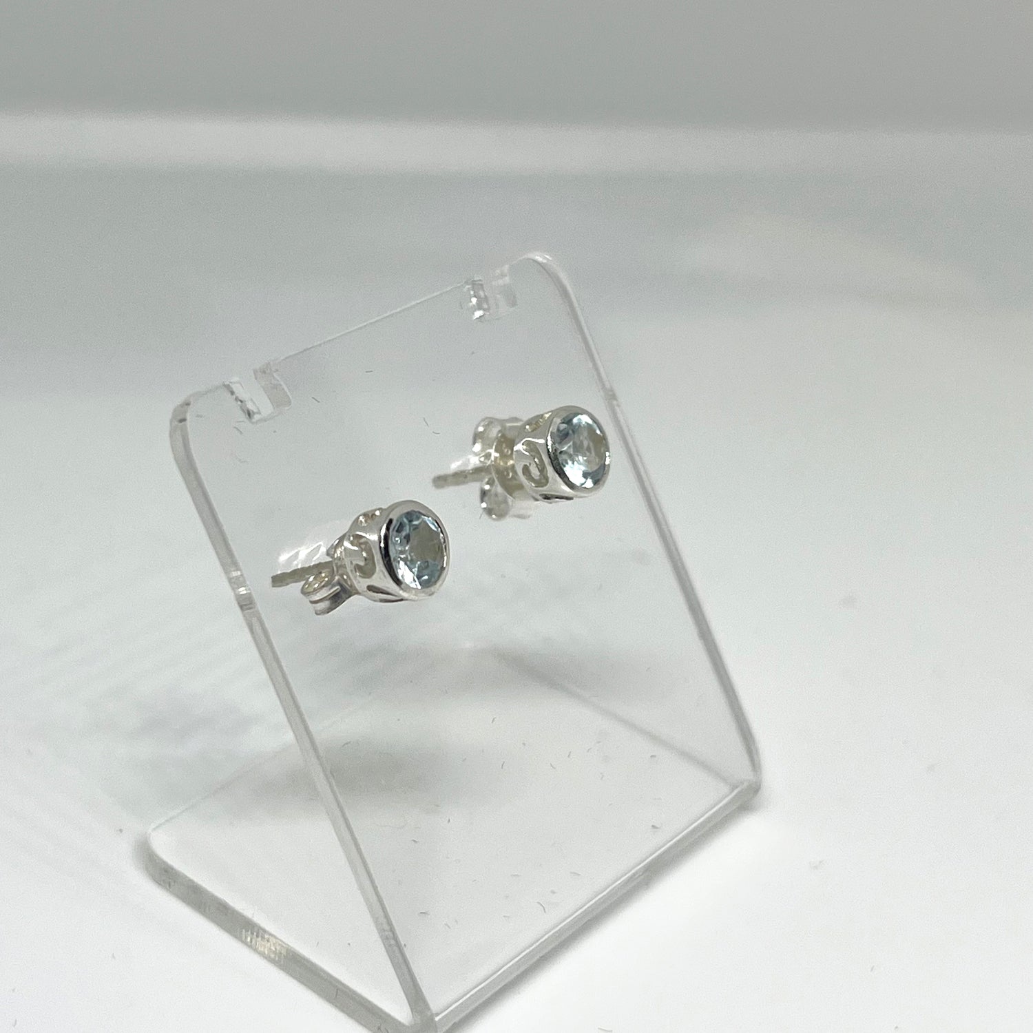 Round Faceted Gemstone Decorative Bezel Set Stud Earrings 5mm PSE002