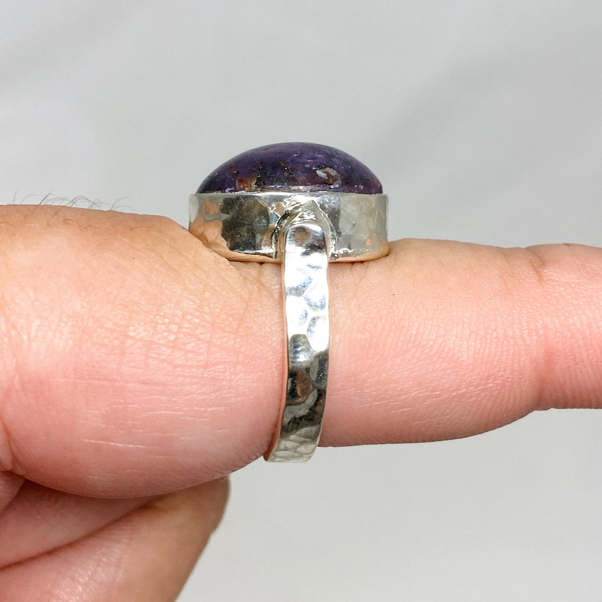Sapphire Oval Ring with Hammered Band Size 8 KRGJ3187 - Nature's Magick