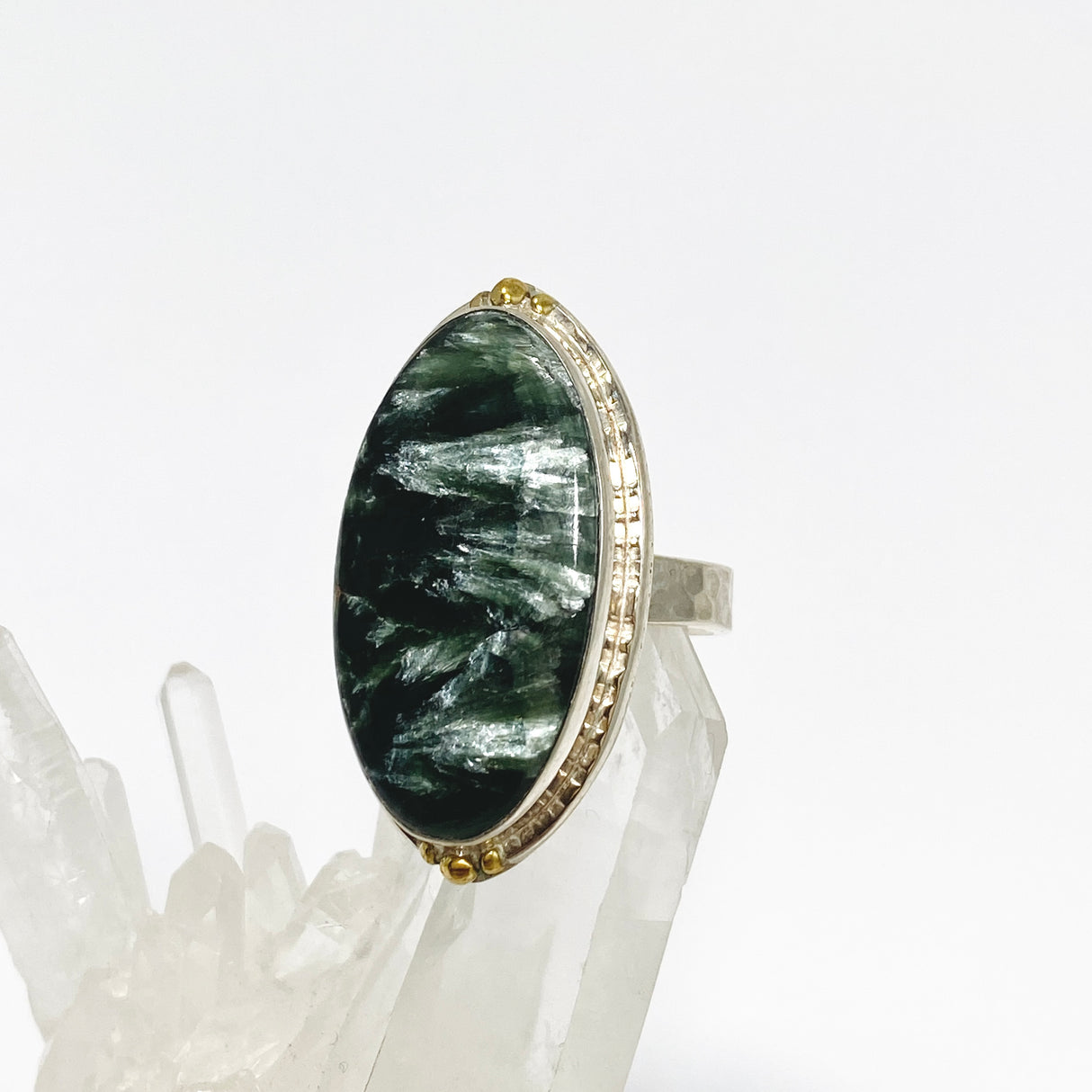 Seraphinite Oval Cabochon Ring in a Decorative Setting Size 9 KRGJ3393