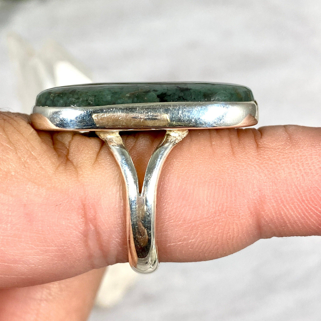 Emerald oval cabochon ring s.8 KRGJ2338 - Nature's Magick