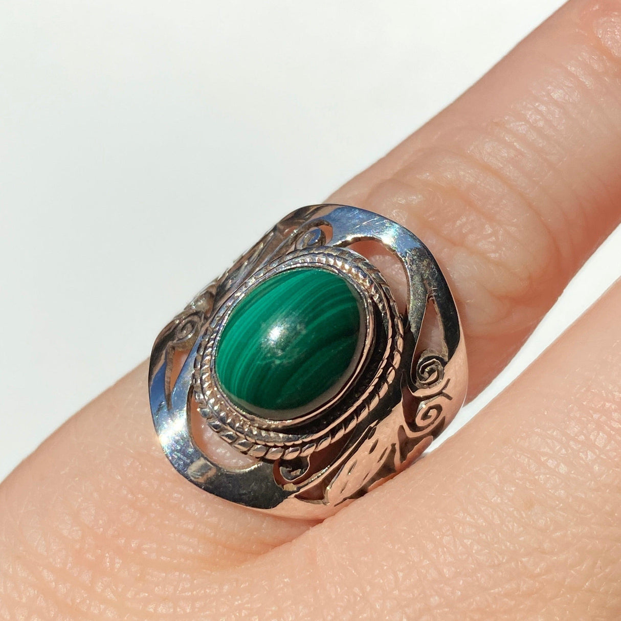 Malachite oval cabochon ring with detailed banding s.6 KRGJ340 - Nature's Magick