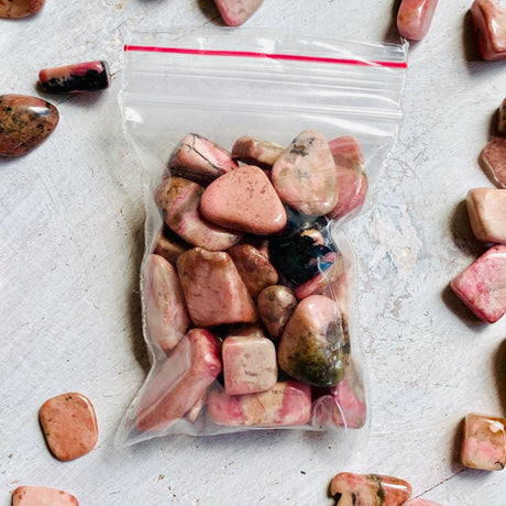 Mini tumbled stones (Chips) 50g - Rhodonite - Nature's Magick