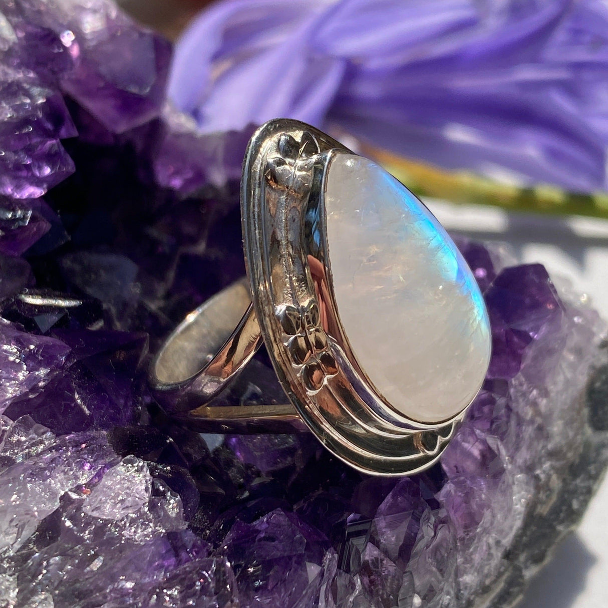 Moonstone teardrop split band ring with a decorative setting s.8 KRGJ350 - Nature's Magick