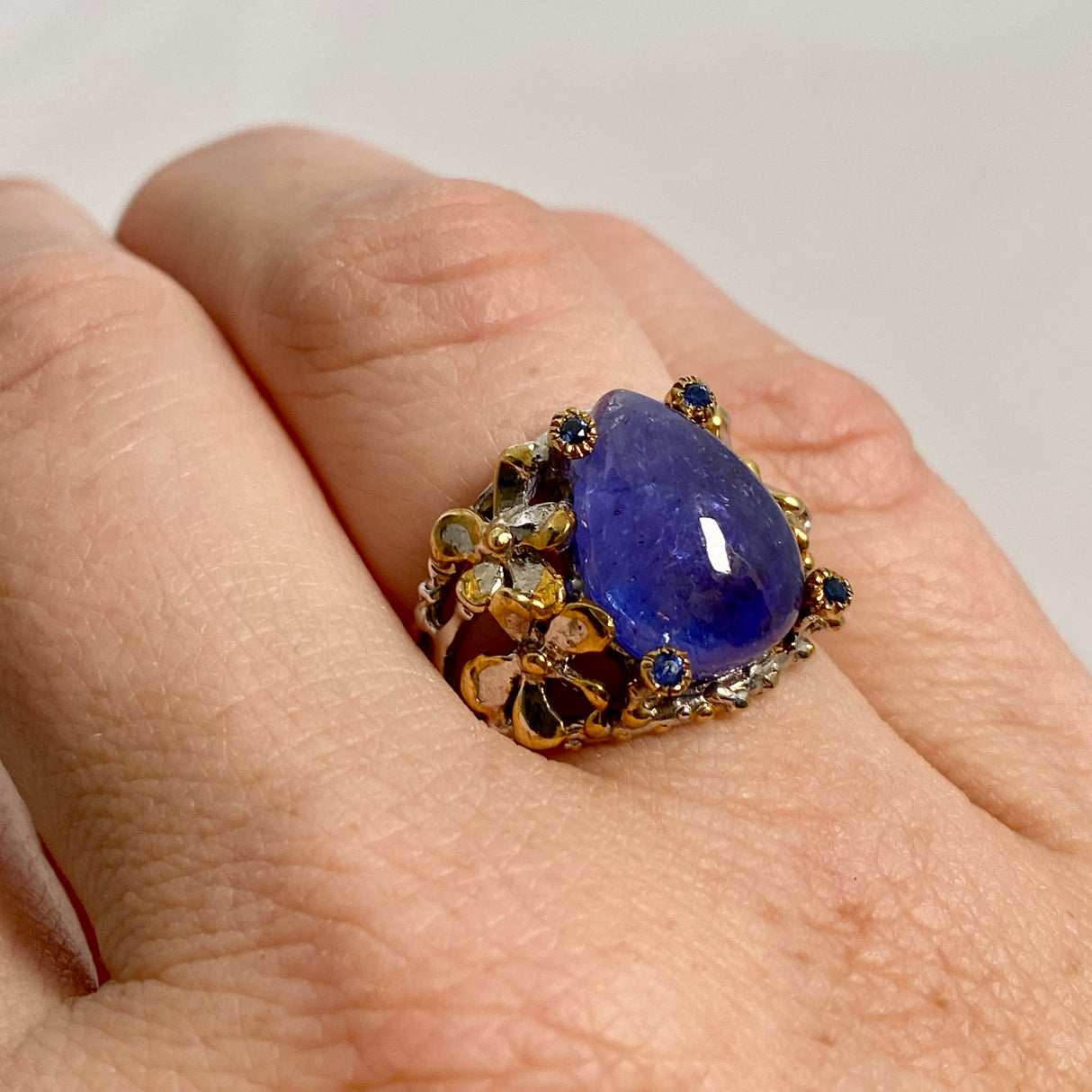 Tanzanite teardrop cabochon with Sapphite and 18ct Gold plate ring Size 7 GRA950