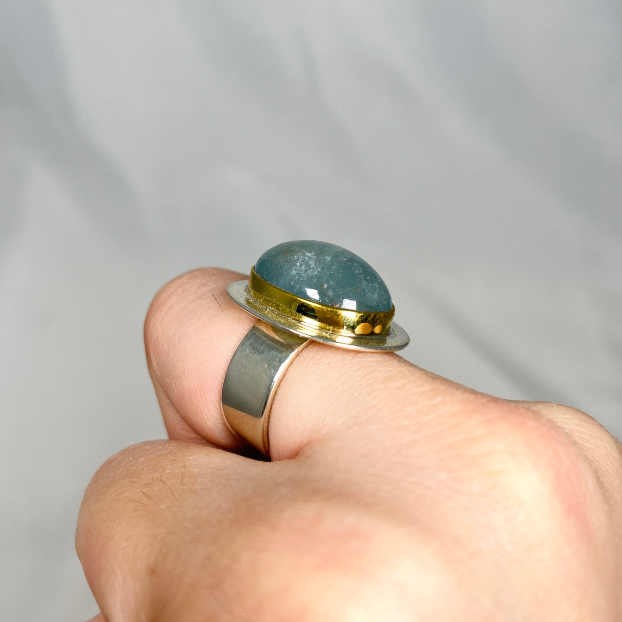 Aquamarine oval ring with gold detailing s.7 KRGJ2882