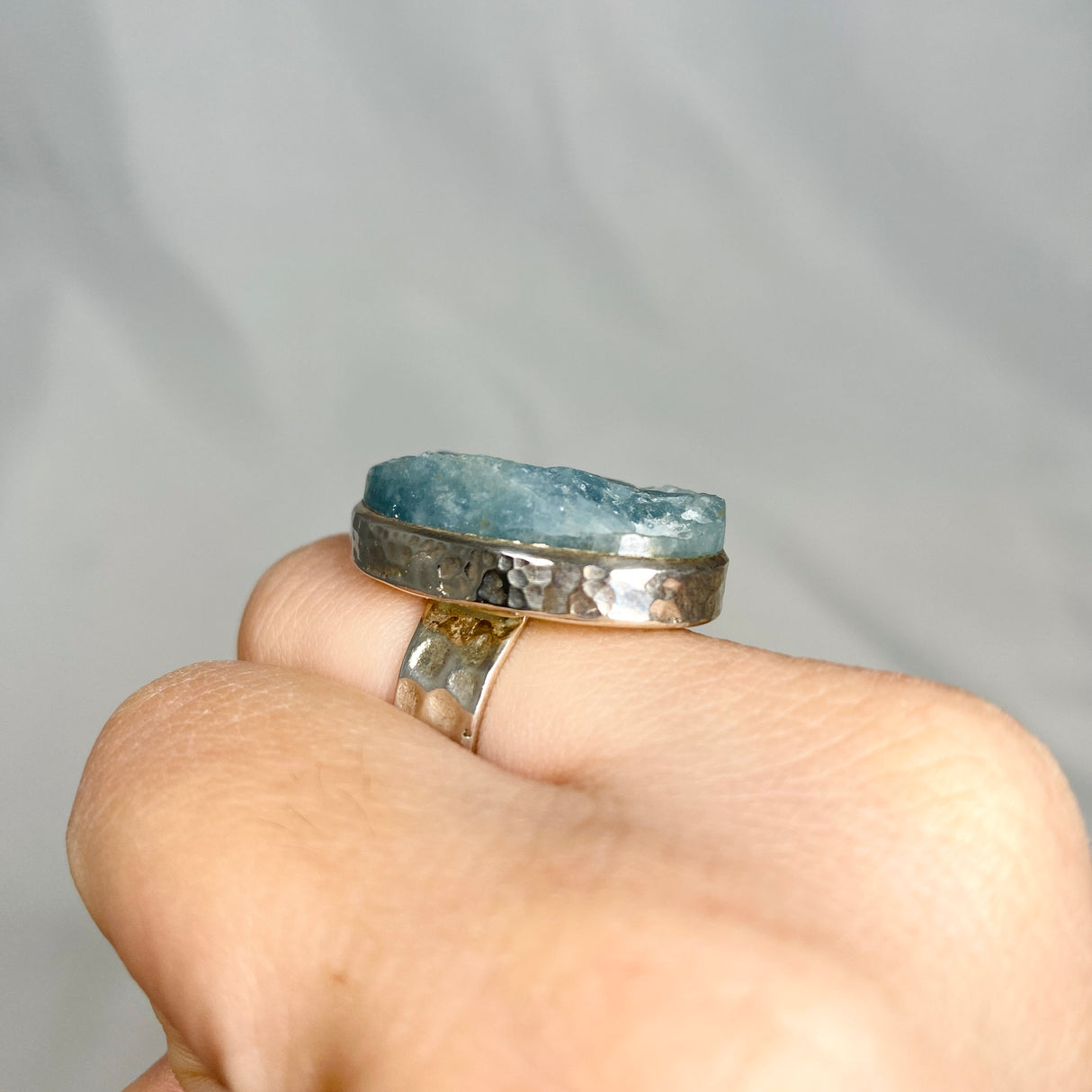 Aquamarine raw oval ring with hammered band s.8 KRGJ1360