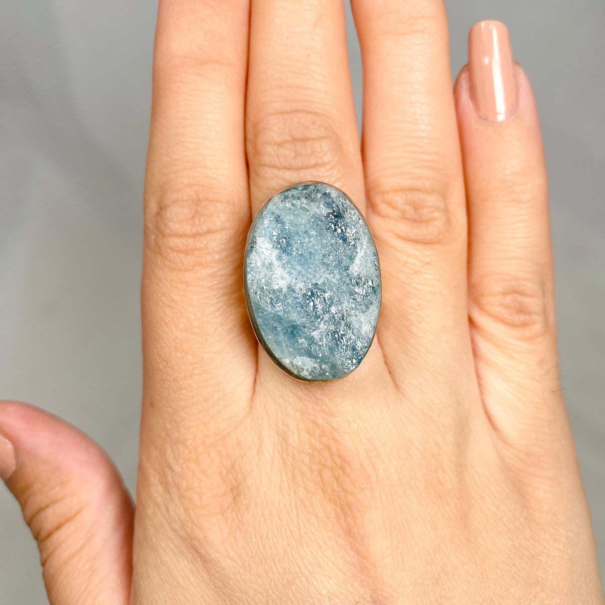 Aquamarine raw oval ring with hammered band s.8 KRGJ1360