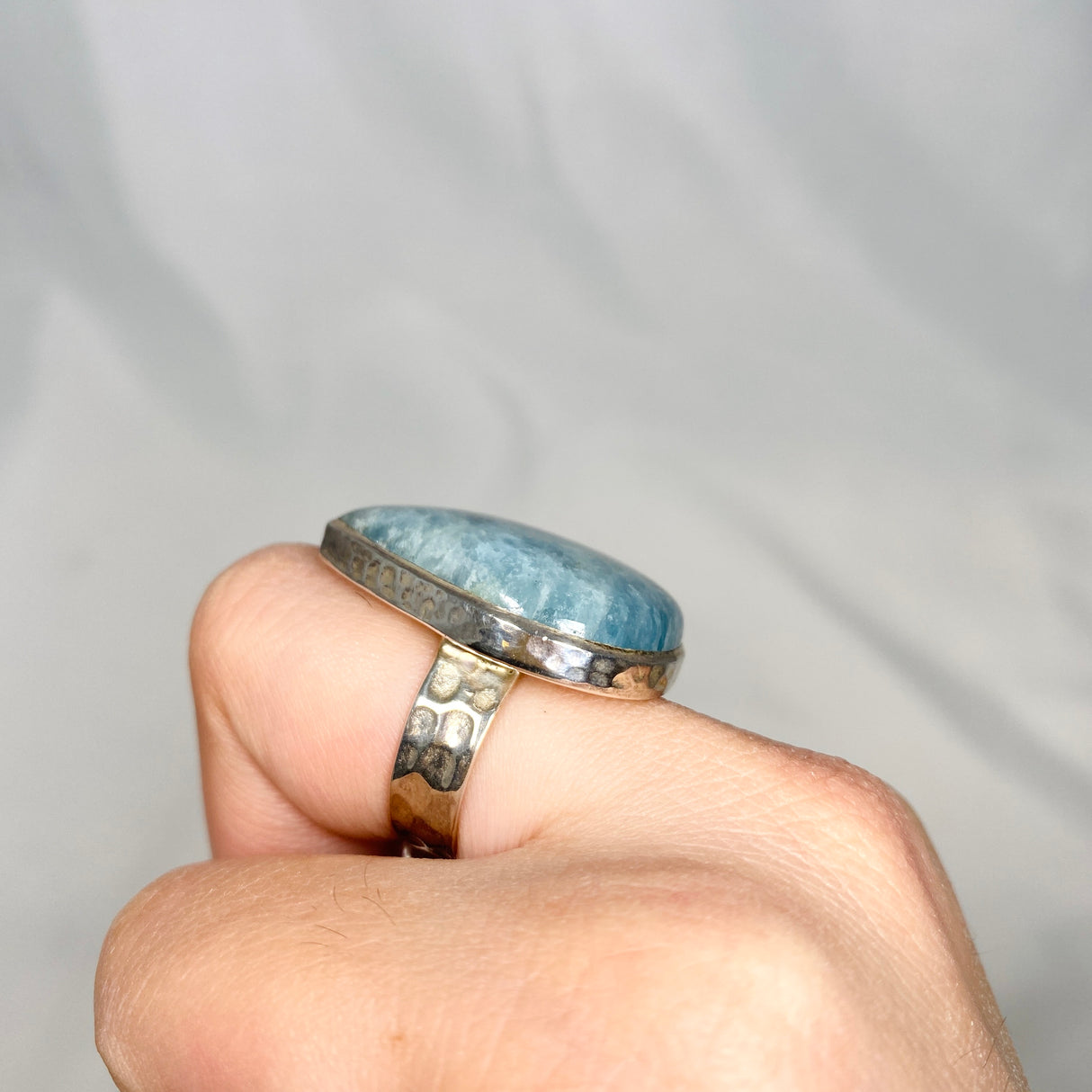 Aquamarine teardrop cabochon ring with hammered band s.8 KPGJ1345