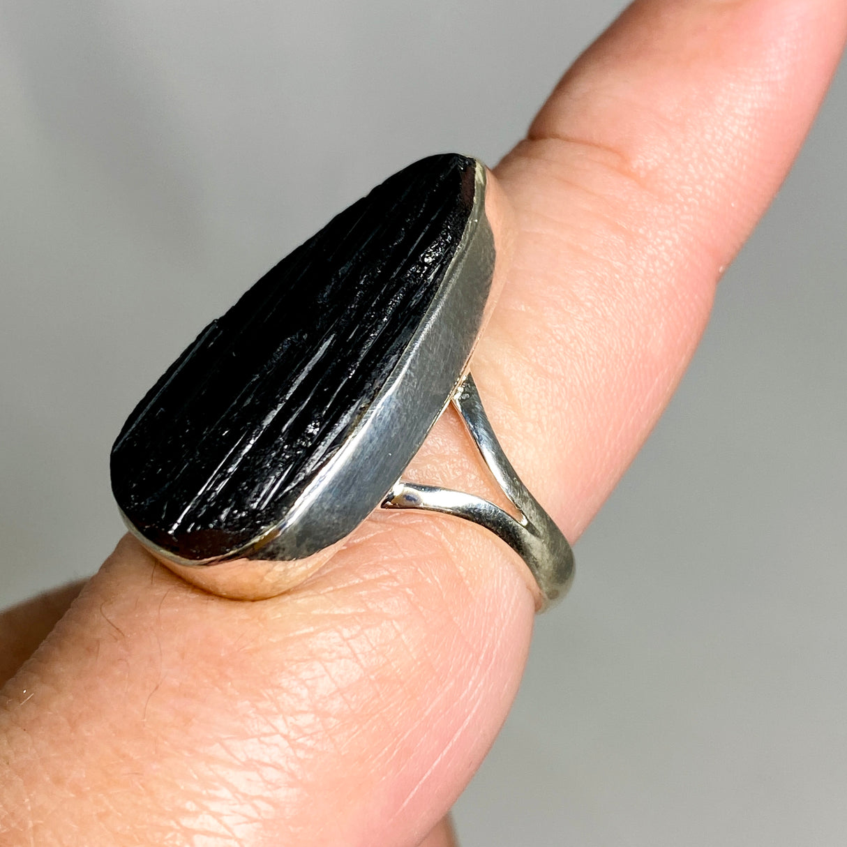 Black Tourmaline Teardrop Raw Split Band Ring Size 9 KRGJ3275