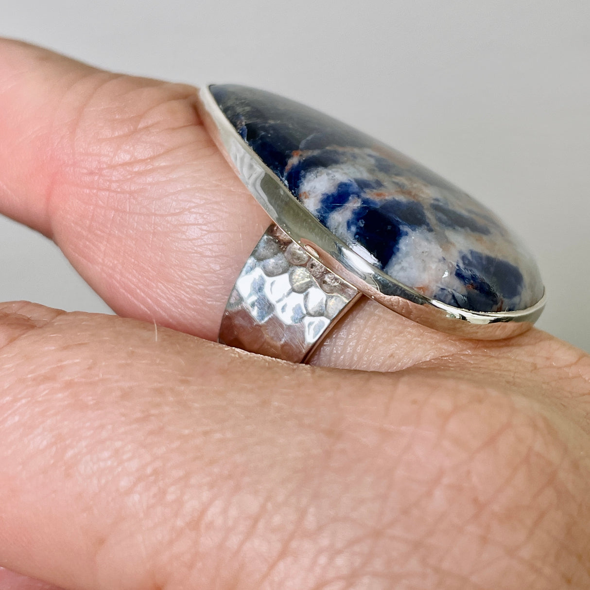 Sodalite teardrop ring with hammered band s.8.75 KRGJ937