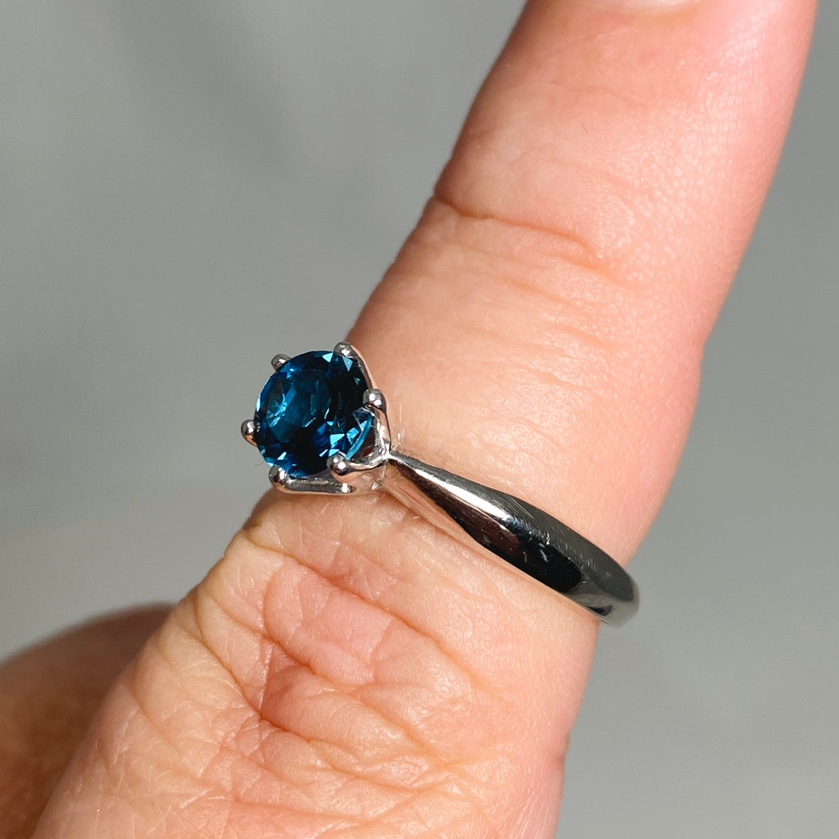 London Blue Topaz Round Solitaire Faceted Ring Size 7 HRGJ-57