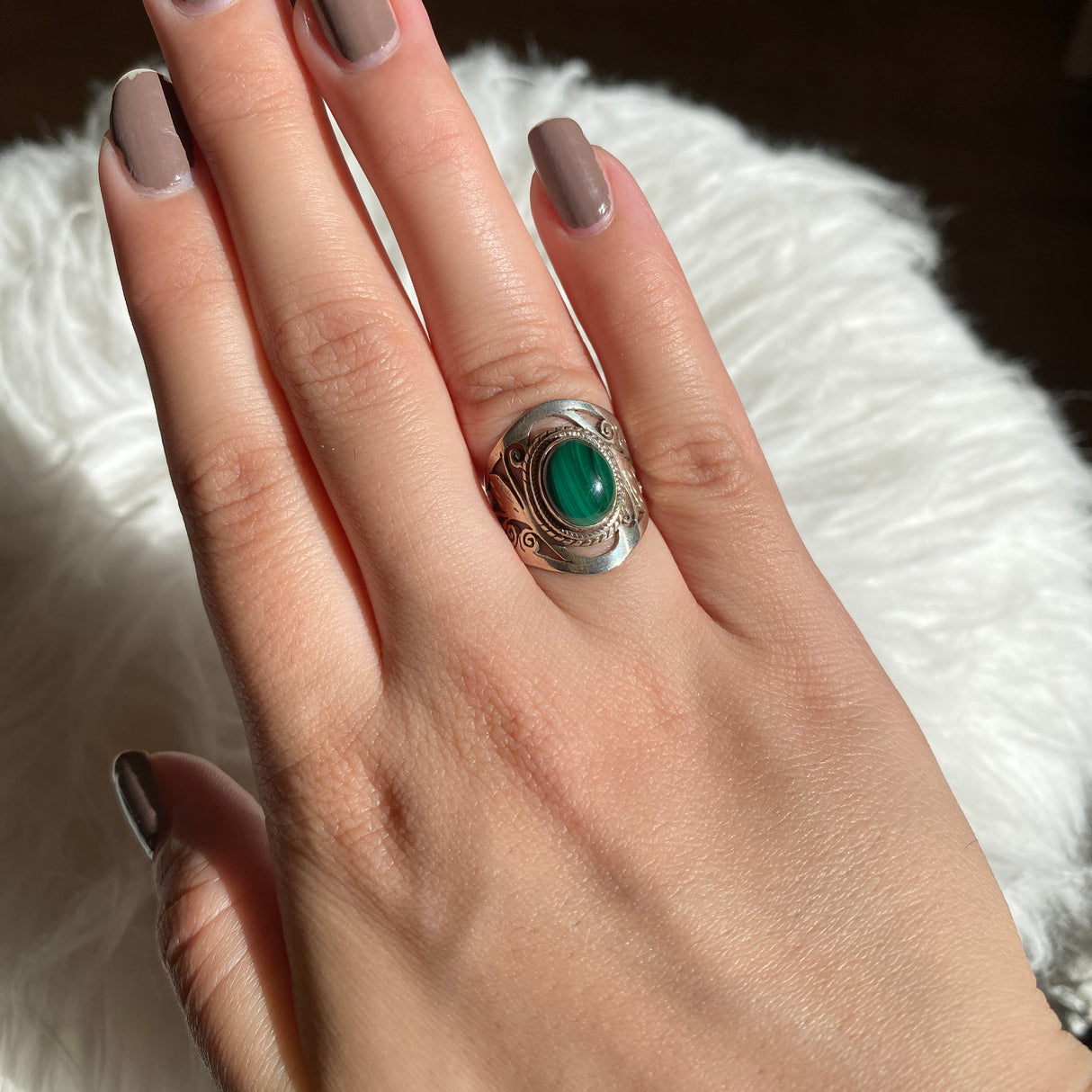 Malachite oval cabochon ring with detailed banding s.6  KRGJ340