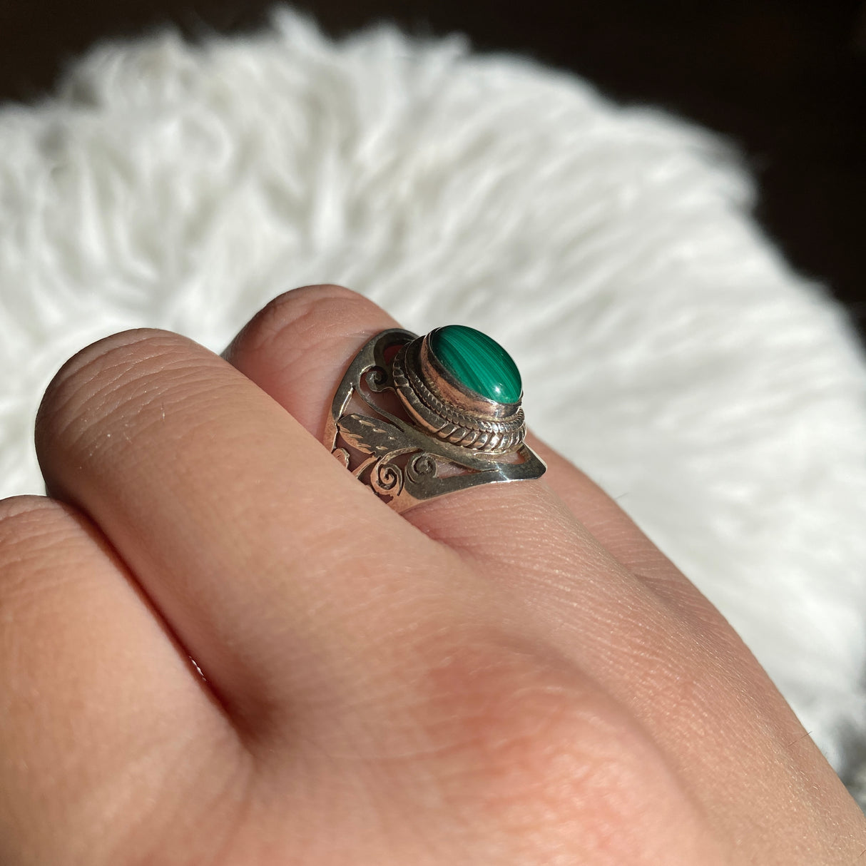 Malachite oval cabochon ring with detailed banding s.6  KRGJ340