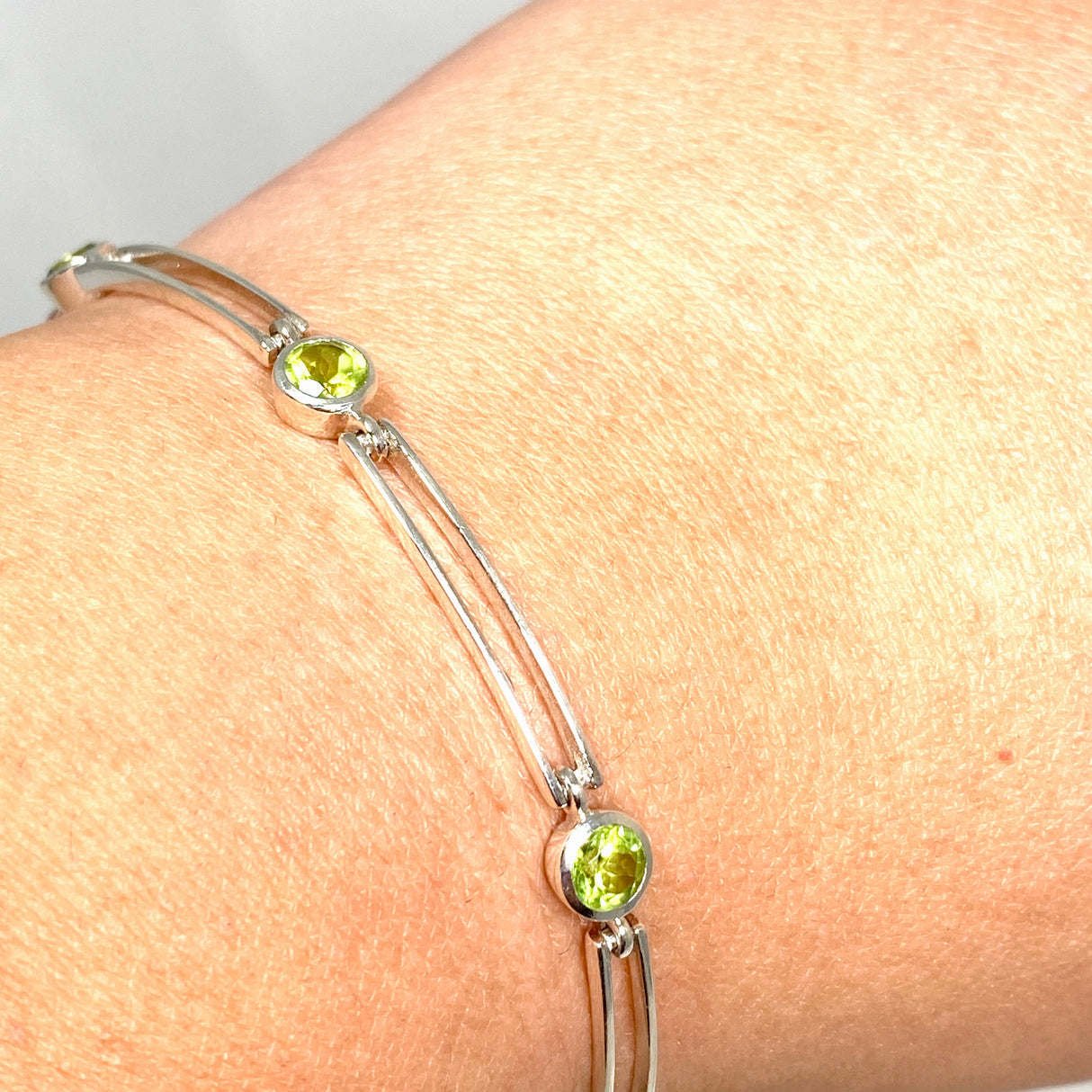 Peridot round faceted gemstones with silver split spacer design bracelet PBGJ005