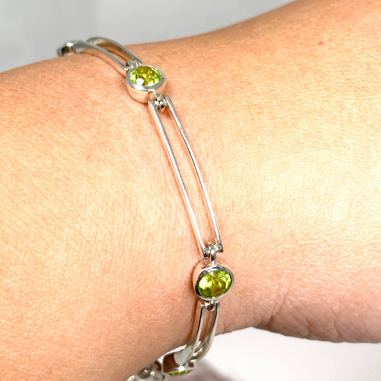 Peridot round faceted gemstones with silver split spacer design bracelet PBGJ005