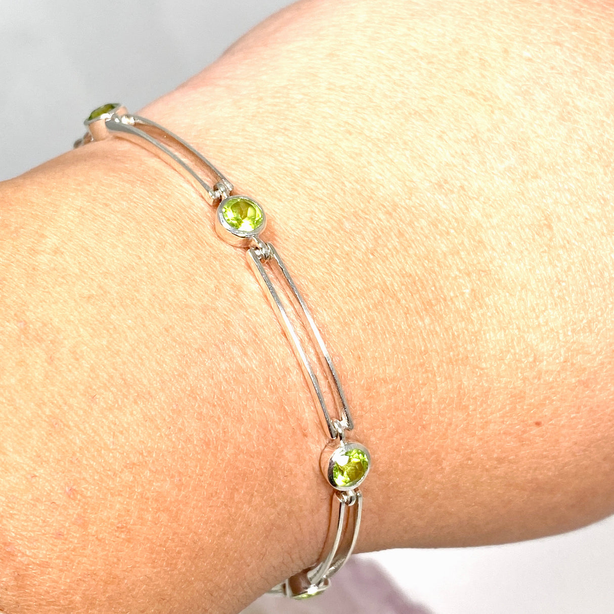 Peridot round faceted gemstones with silver split spacer design bracelet PBGJ005