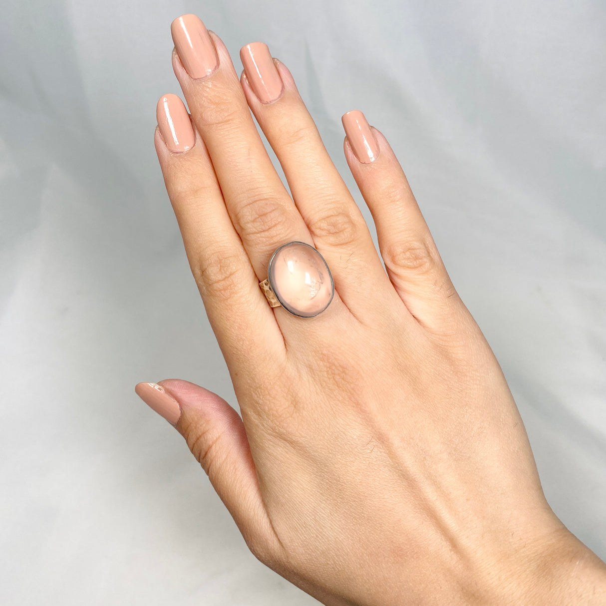 Rose Quartz oval cabochon ring with hammered band s.7 KRGJ467