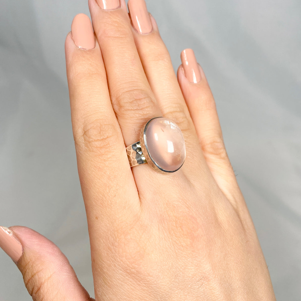 Rose Quartz oval cabochon ring with hammered band s.7 KRGJ467