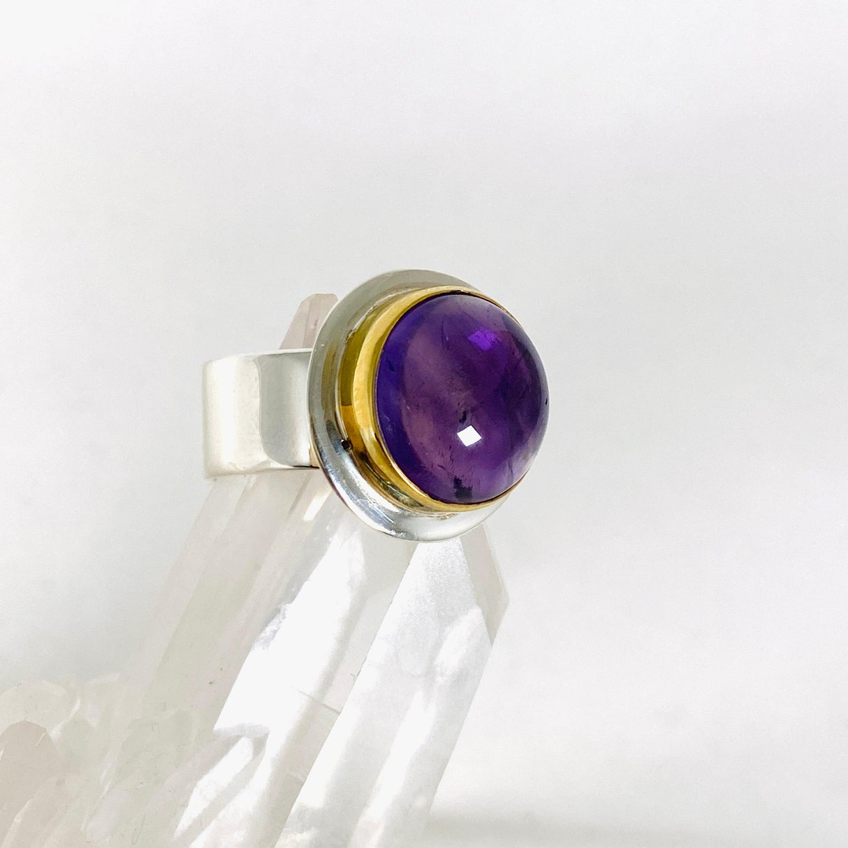 Amethyst round ring with brass detailing s.7 KRGJ2960 - Nature's Magick