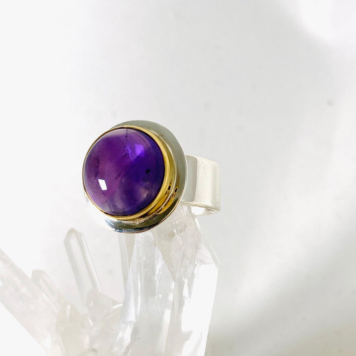 Amethyst round ring with brass detailing s.7 KRGJ2960 - Nature's Magick