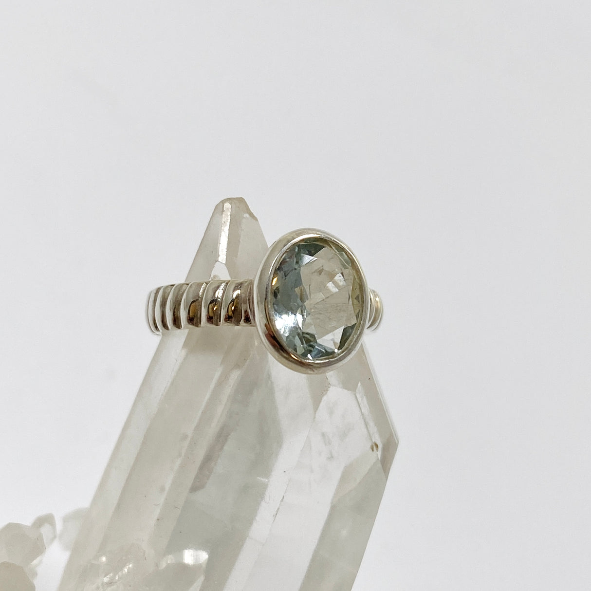 Aquamarine Oval Faceted Ring with a Decorative Band Size 6 PRGJ928