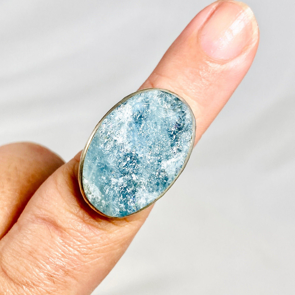 Aquamarine raw oval ring with hammered band s.8 KRGJ1360 - Nature's Magick