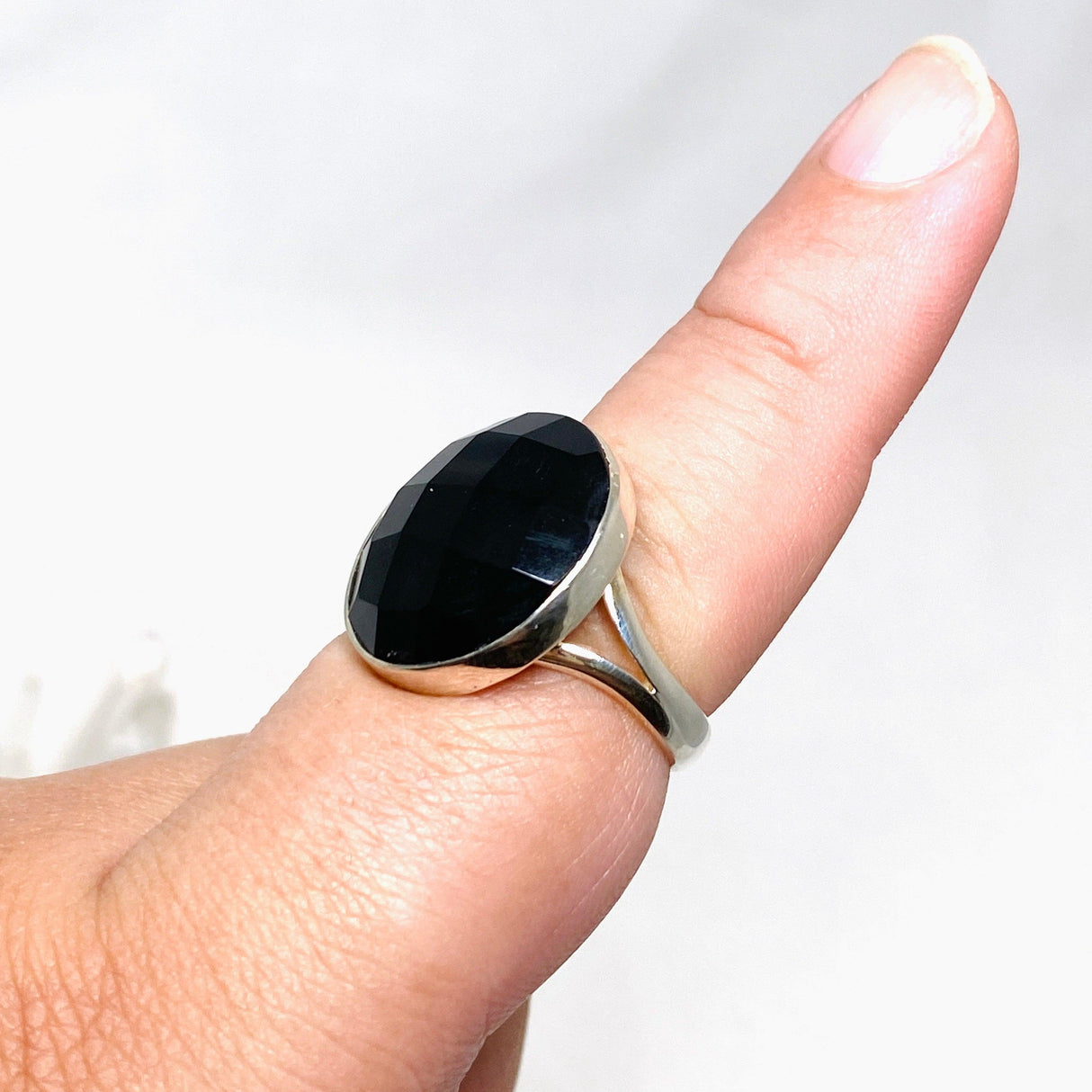 Black Onyx Faceted Round Ring s.9 KRGJ2989 - Nature's Magick