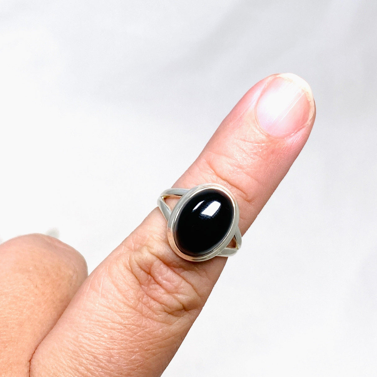 Black Onyx Oval Ring s.9 KRGJ2994 - Nature's Magick