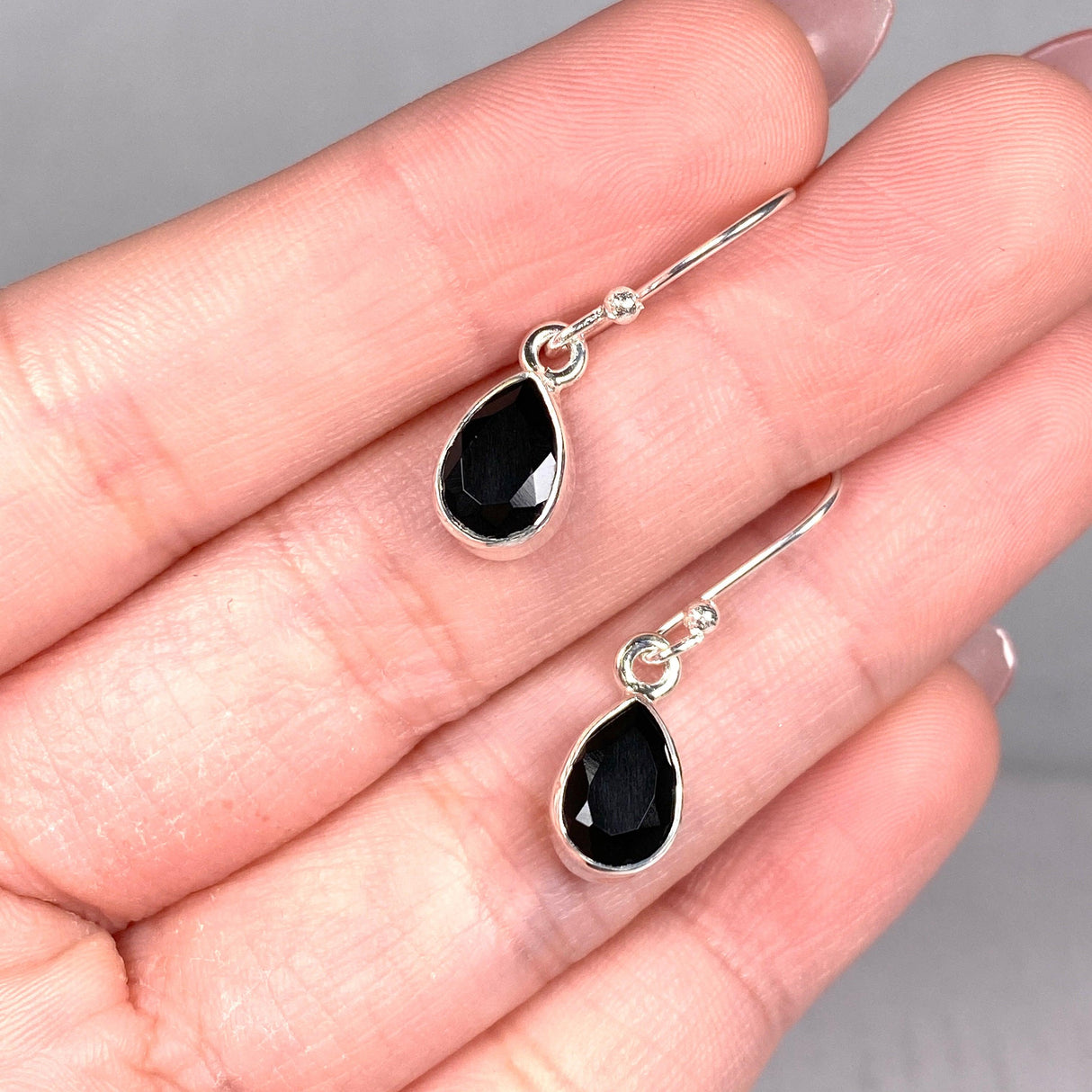 Black Onyx petite teardrop faceted earrings R2363-BOD - Nature's Magick