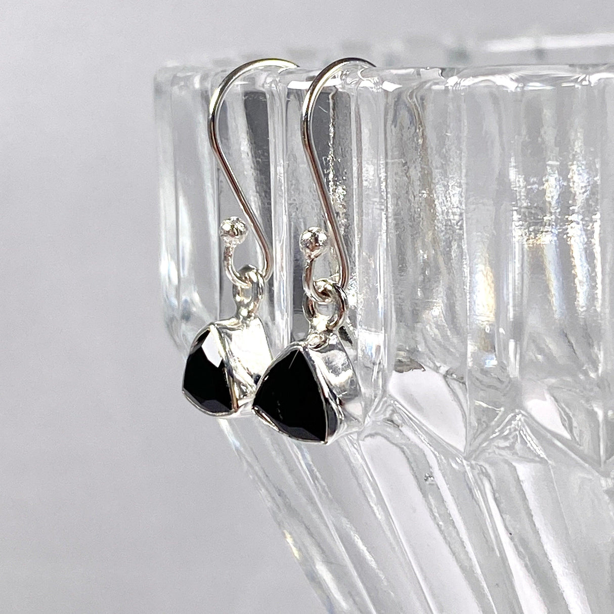 Black Onyx petite triangular faceted earrings R2363-BOT - Nature's Magick